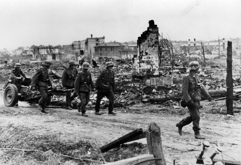 Bundesarchiv_Bild_183-B22222,_Russland,_Kampf_um_Stalingrad,_Infanterie.jpg
