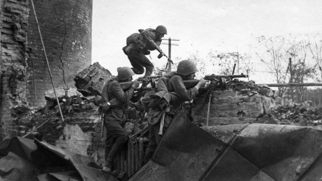 Radzieccy-piechurzy-w-czasie-walk-o-Stalingrad.-Listopad-1942-RakaAditya-CC-BY-SA-4.0.jpg